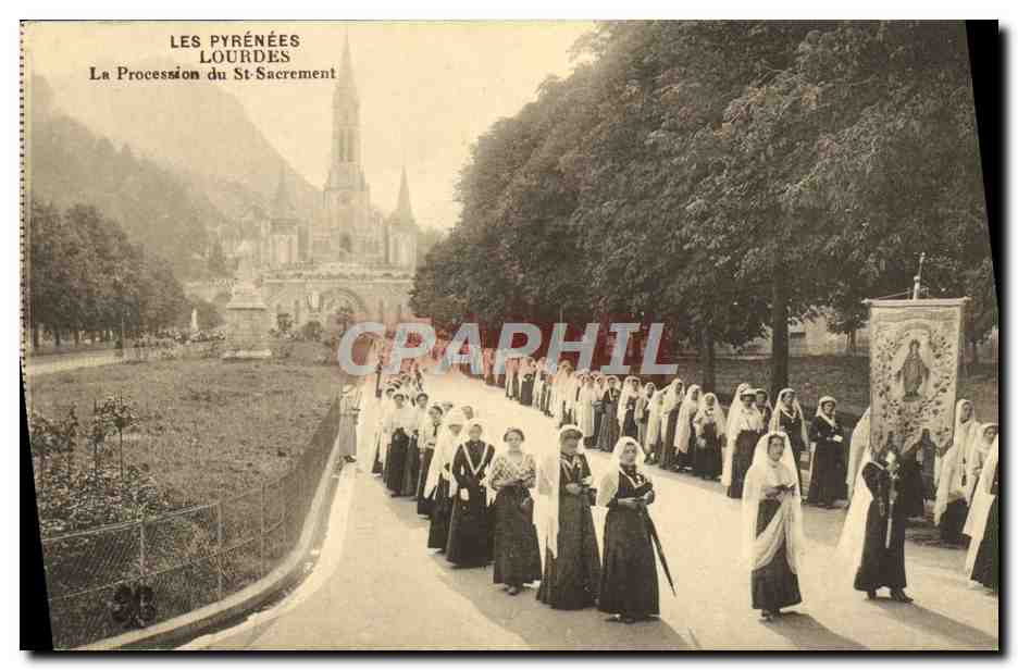 CPA Lourdes La Procession du St Sacrement