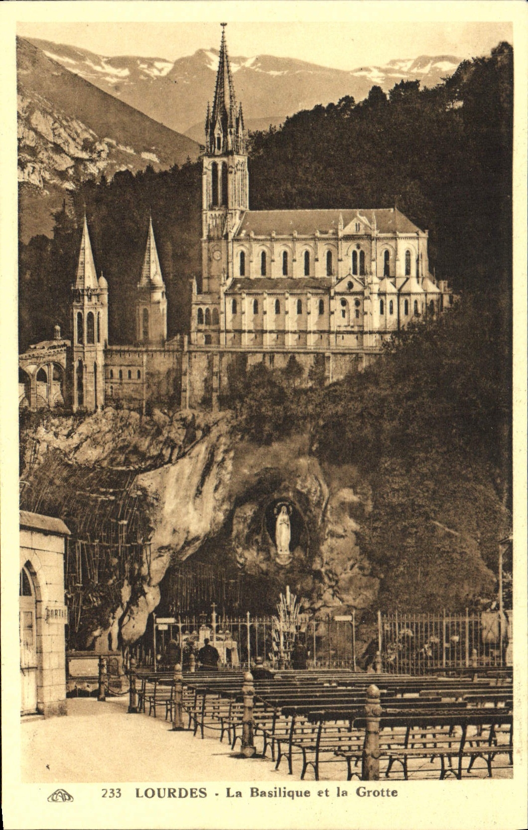 CPA Lourdes La Basilique et la Grotte