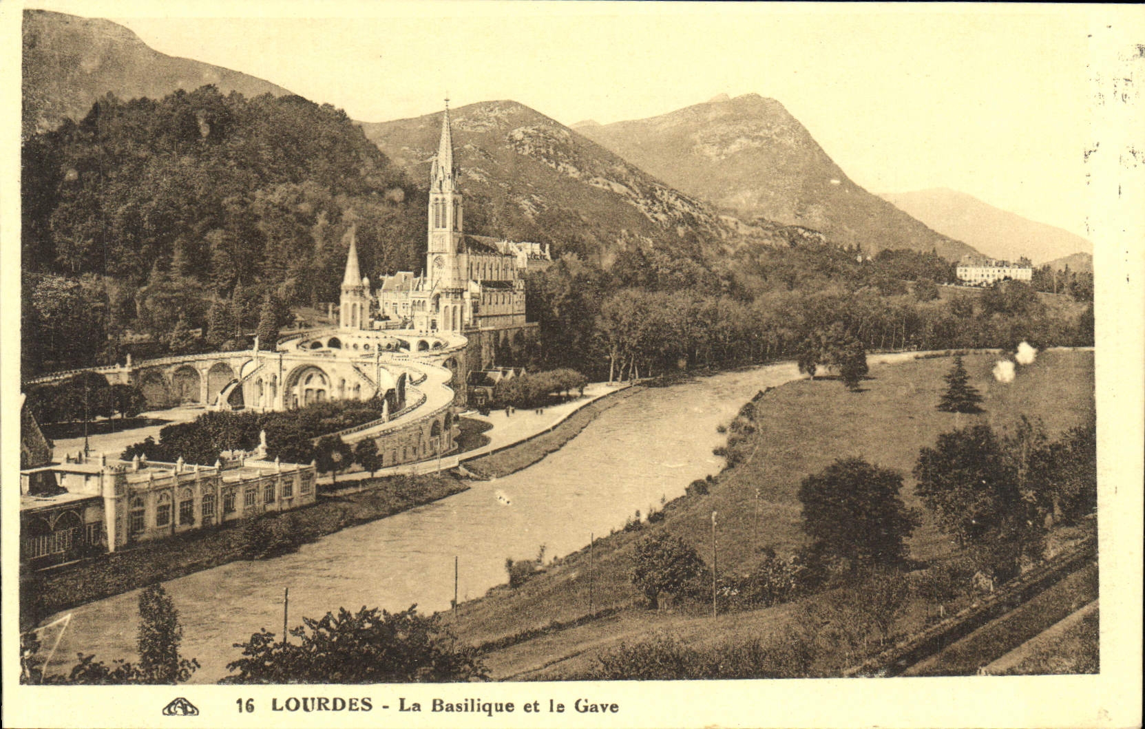 CPA Lourdes La Basilique et le Gave