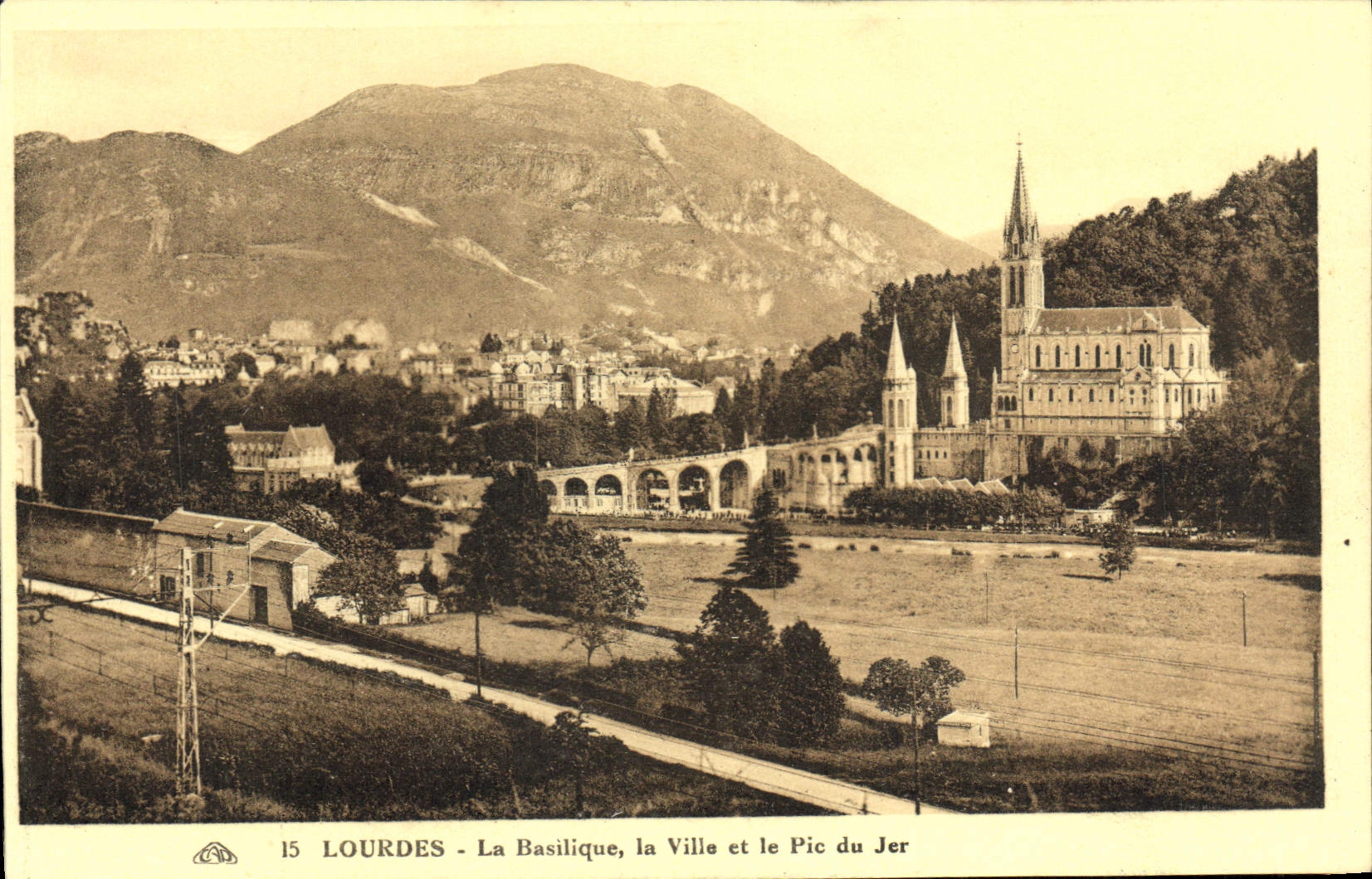 CPA Lourdes La Basilique la Ville et le Pic du Jer