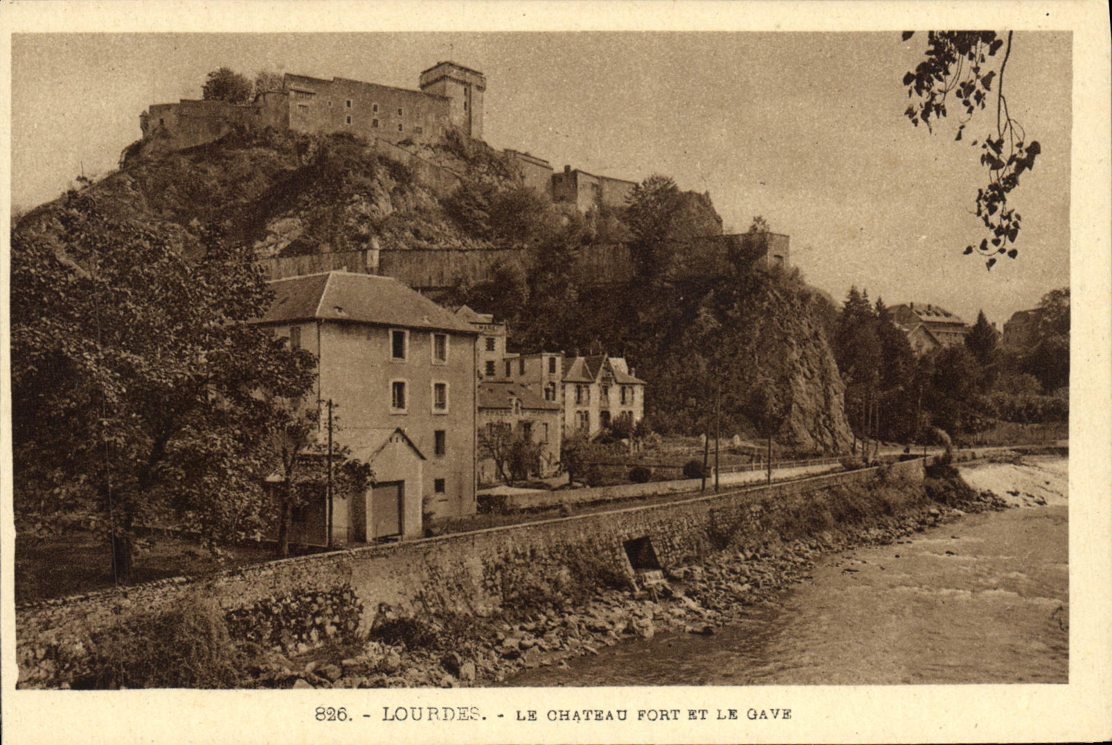 CPA Lourdes Le Chateau Fort et le Gave