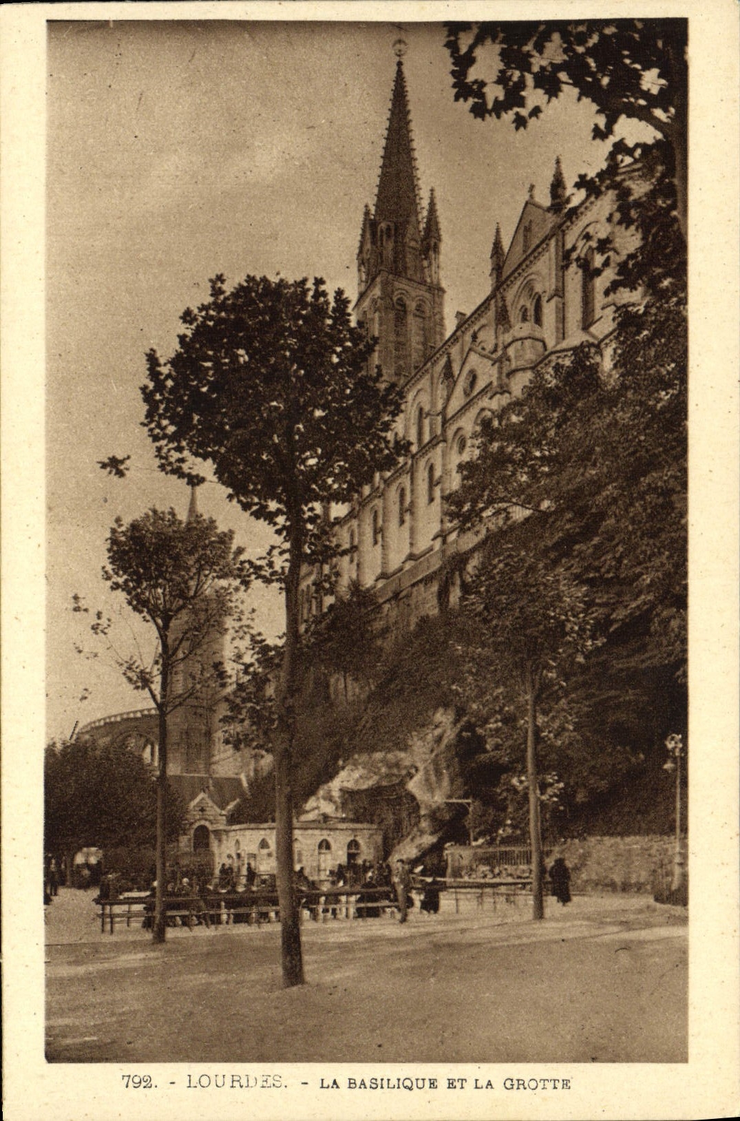 CPA Lourdes La Basilique et la Grotte