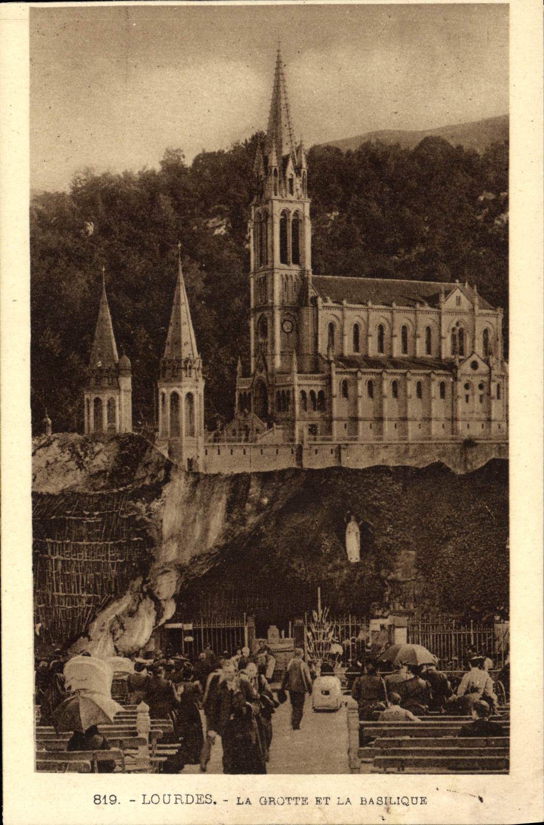 CPA Lourdes La Grotte Et La Basilique