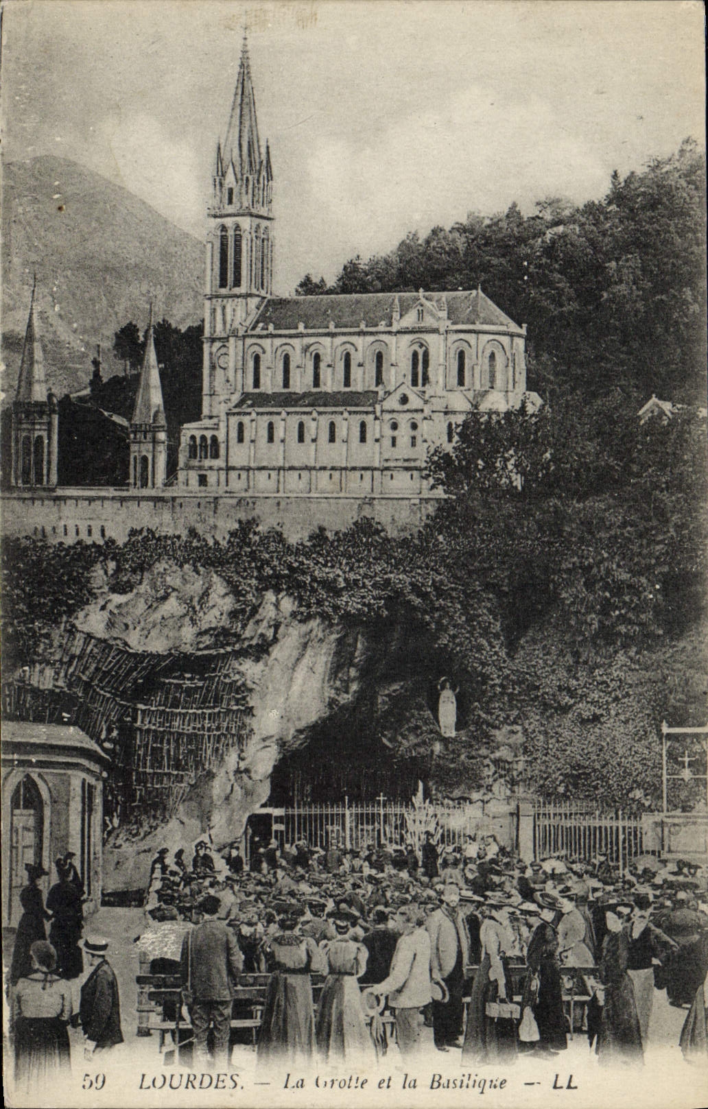 CPA Lourdes La Grotte et la Basilique