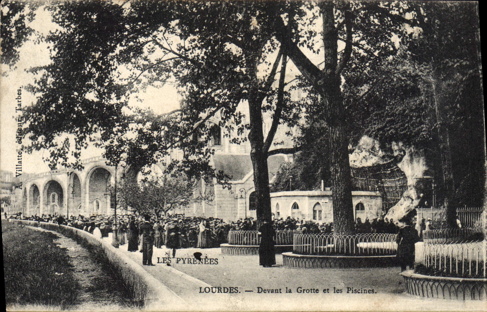 CPA Lourdes Devant la Grotte et les Piscines