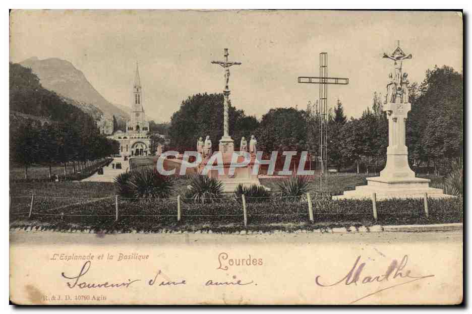 CPA Lourdes L'esplanade et la basilique
