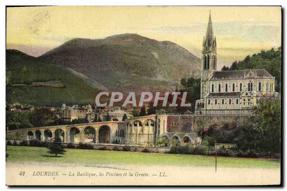 CPA Lourdes La Basilique les Piscines et la Grotte