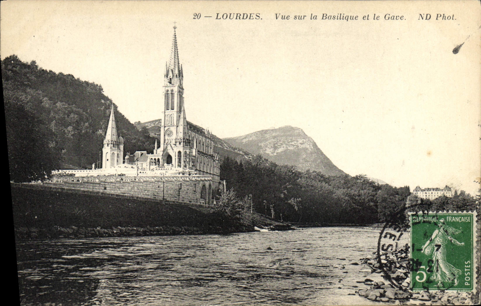 Lourdes — Vue sur la Basilique et le Gave — ND Phot.