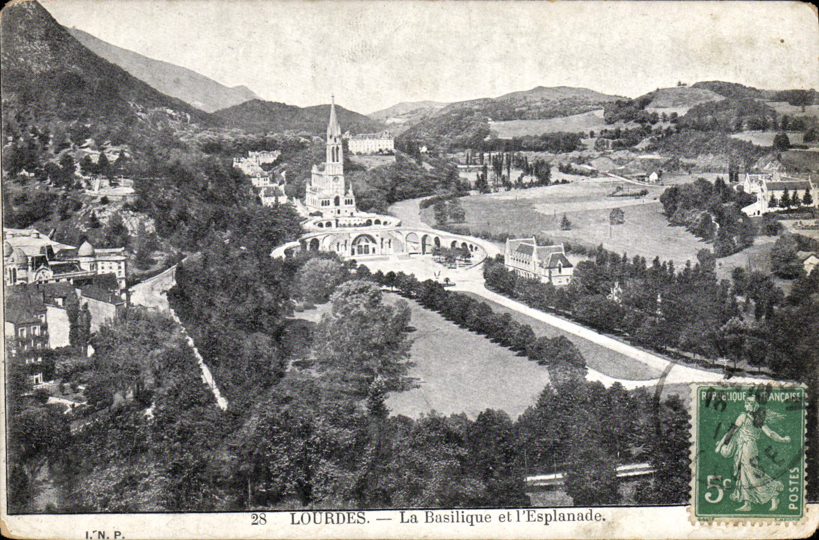 CPA Lourdes La Basilique et l'Esplanade