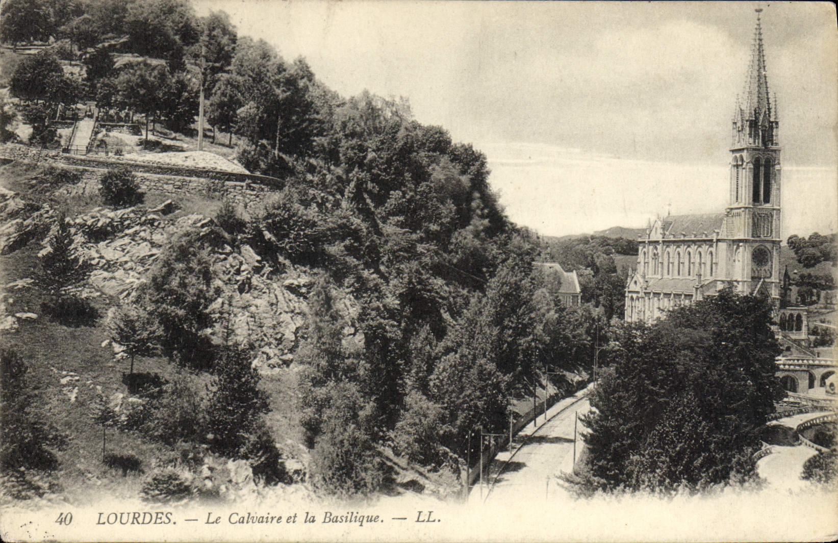 CPA Lourdes Le Calvaire et la Basilique