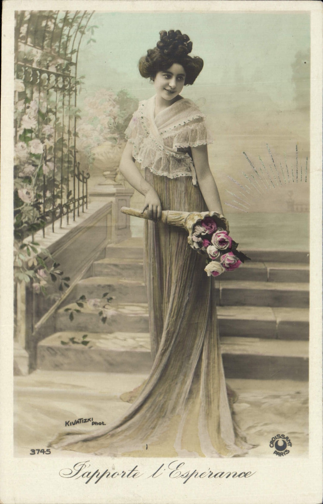 Femme en robe longue tenant un bouquet — Sujet : 'Apporte l'Espérance' — Kivatizki phot. n°3745, éditée par Croissant Paris