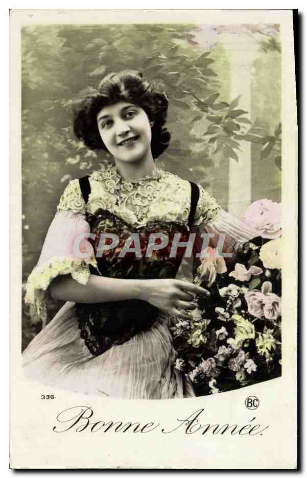 Jeune femme en robe à dentelle — avec bouquet de roses — éditeur BC, n° 336