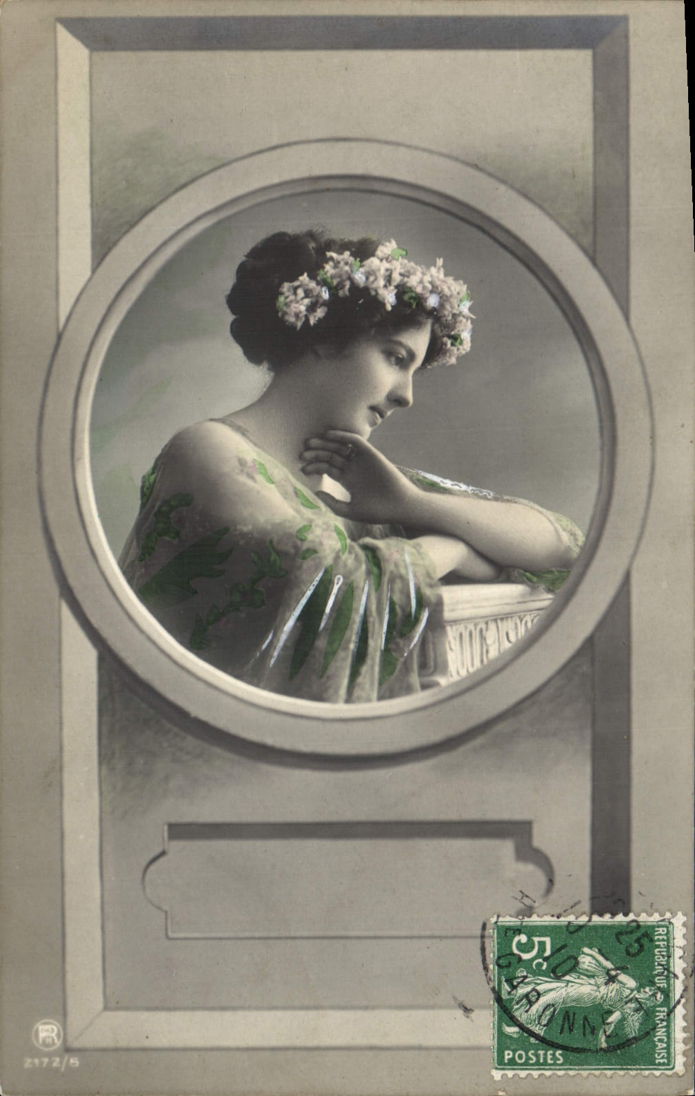 Junge Frau mit Blumenkrone — gerahmtes Portrait — Rétiécarou, Nr. 2172/5