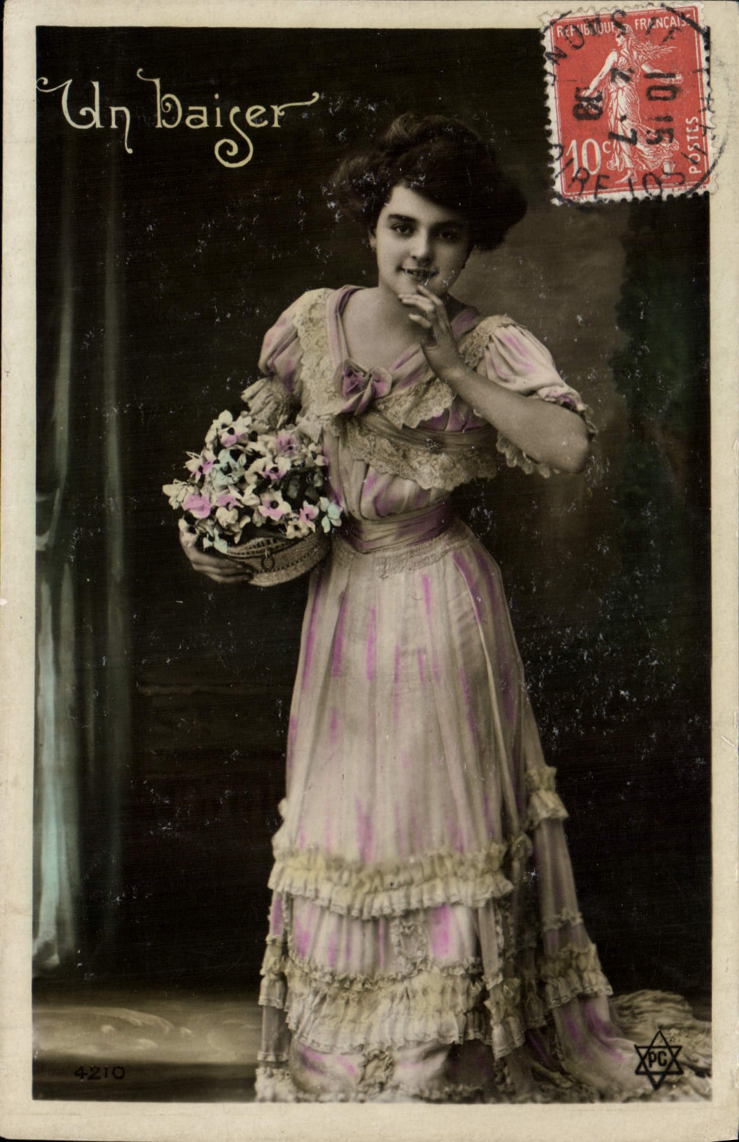 Una joven mujer con vestido de motivos violetas — Un Baiger — n°4210