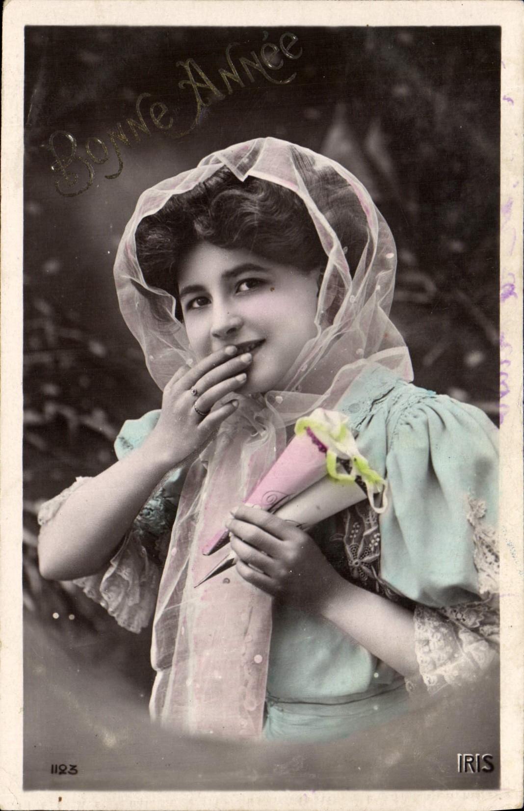 Jeune femme en voile — Bonne Année — IRIS n°1183