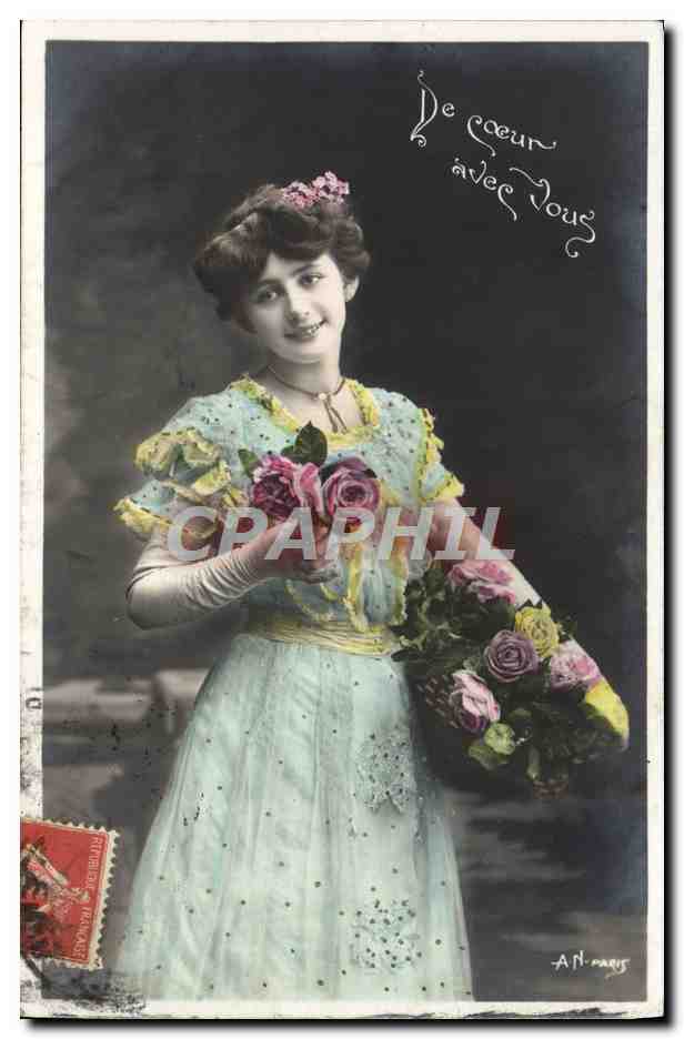 Je cœur avec vous — jeune femme en robe bleue tenant un bouquet de roses — A.N. NARIS