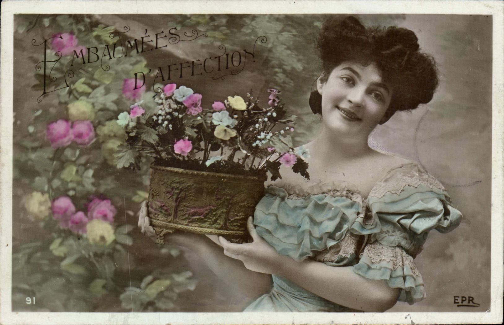 Femme tenant un pot de fleurs — 'Embaumées d'affection' — EPR, n°91