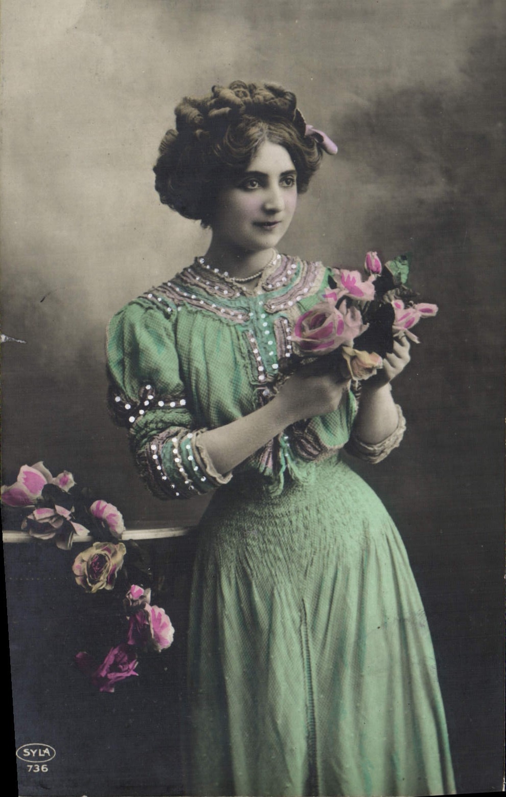 Jeune femme en robe verte tenant des roses — Syla 736