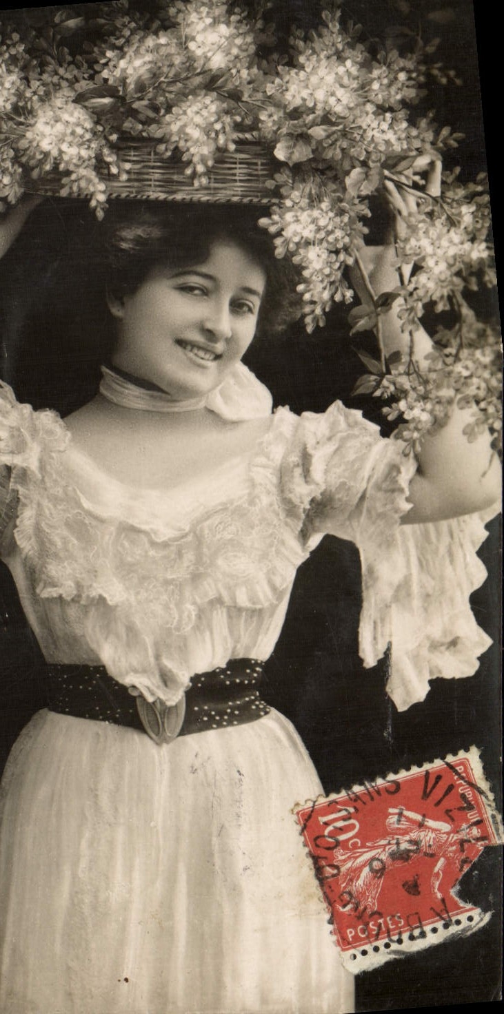 Femme souriante avec panier de fleurs — éditeur inconnu, n° de série non visible