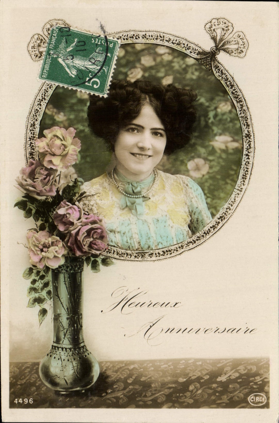 Femme souriante dans un cadre floral — Anniversaire — CIRCE n°4496