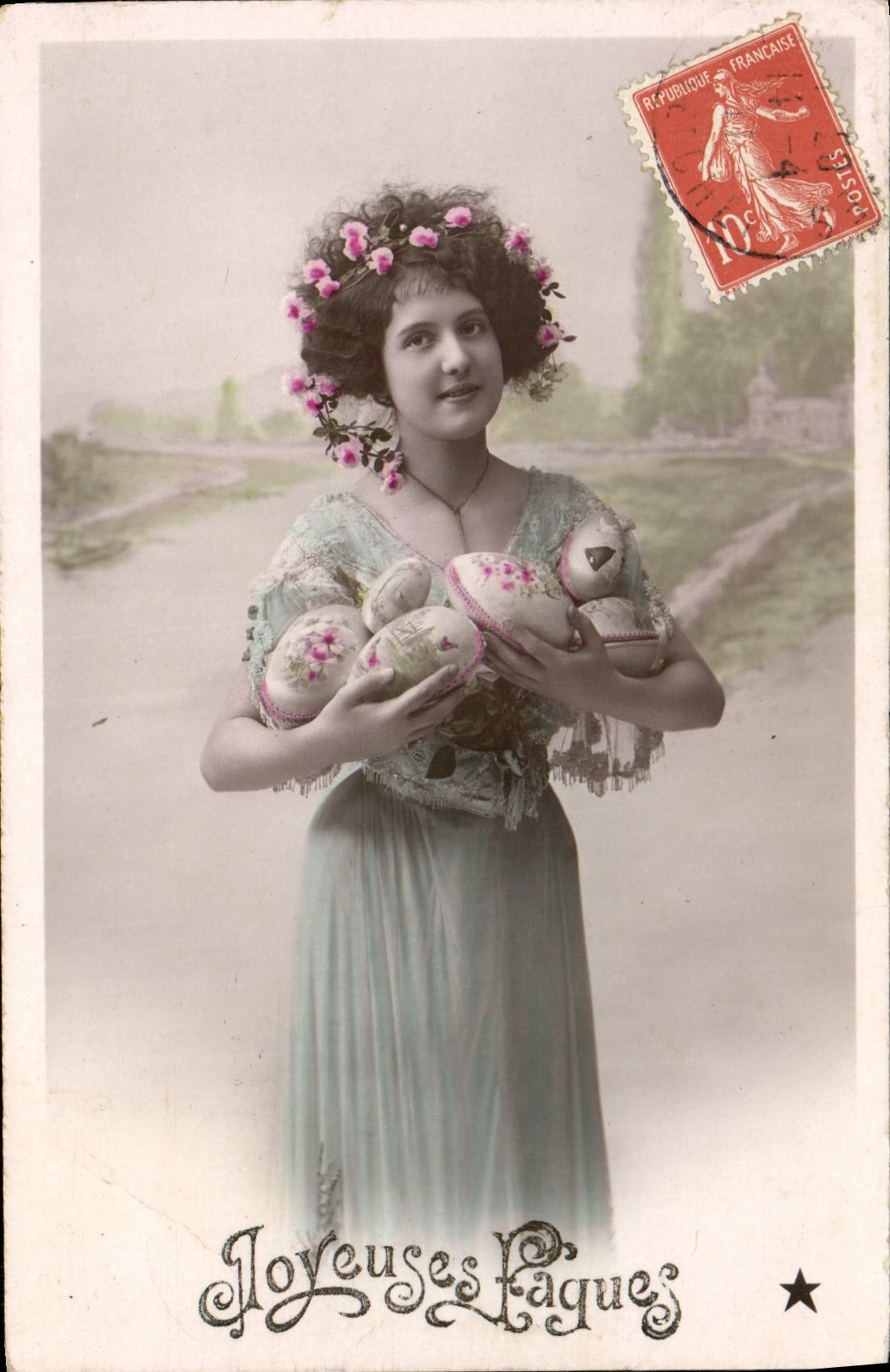 Jeune femme en robe bleue tenant des œufs décorés — Joyeuses Pâques — VBC Série N. 3773