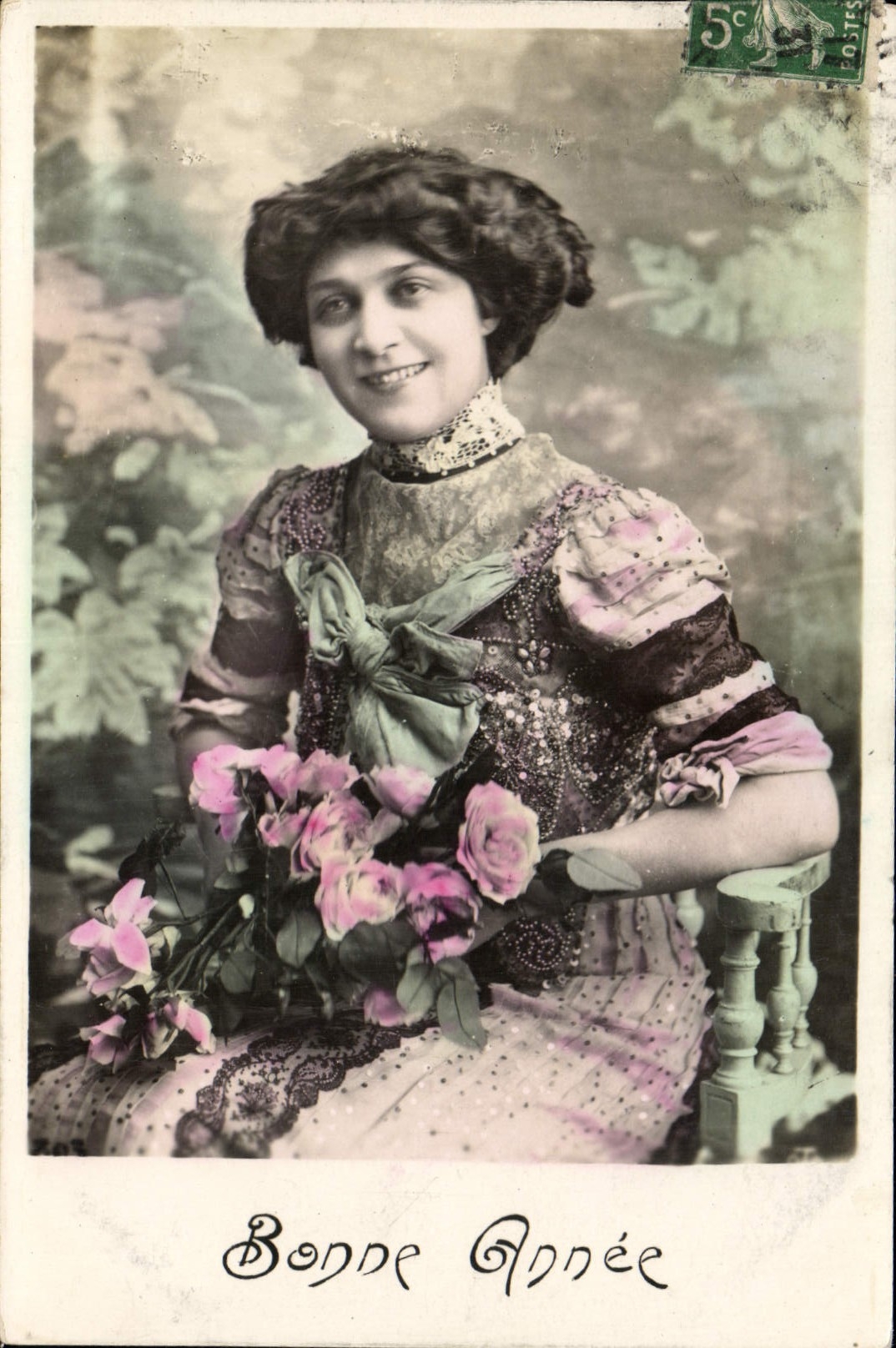 Jeune femme en robe ornée — tenant un bouquet de roses — éditeur inconnu, n° de série non visible