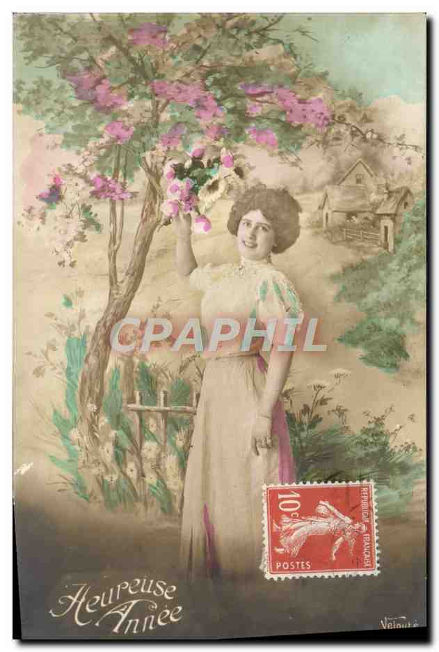 Femme souriante sous un arbre fleuri — 'Heureuse Année' — Véloin & Cie
