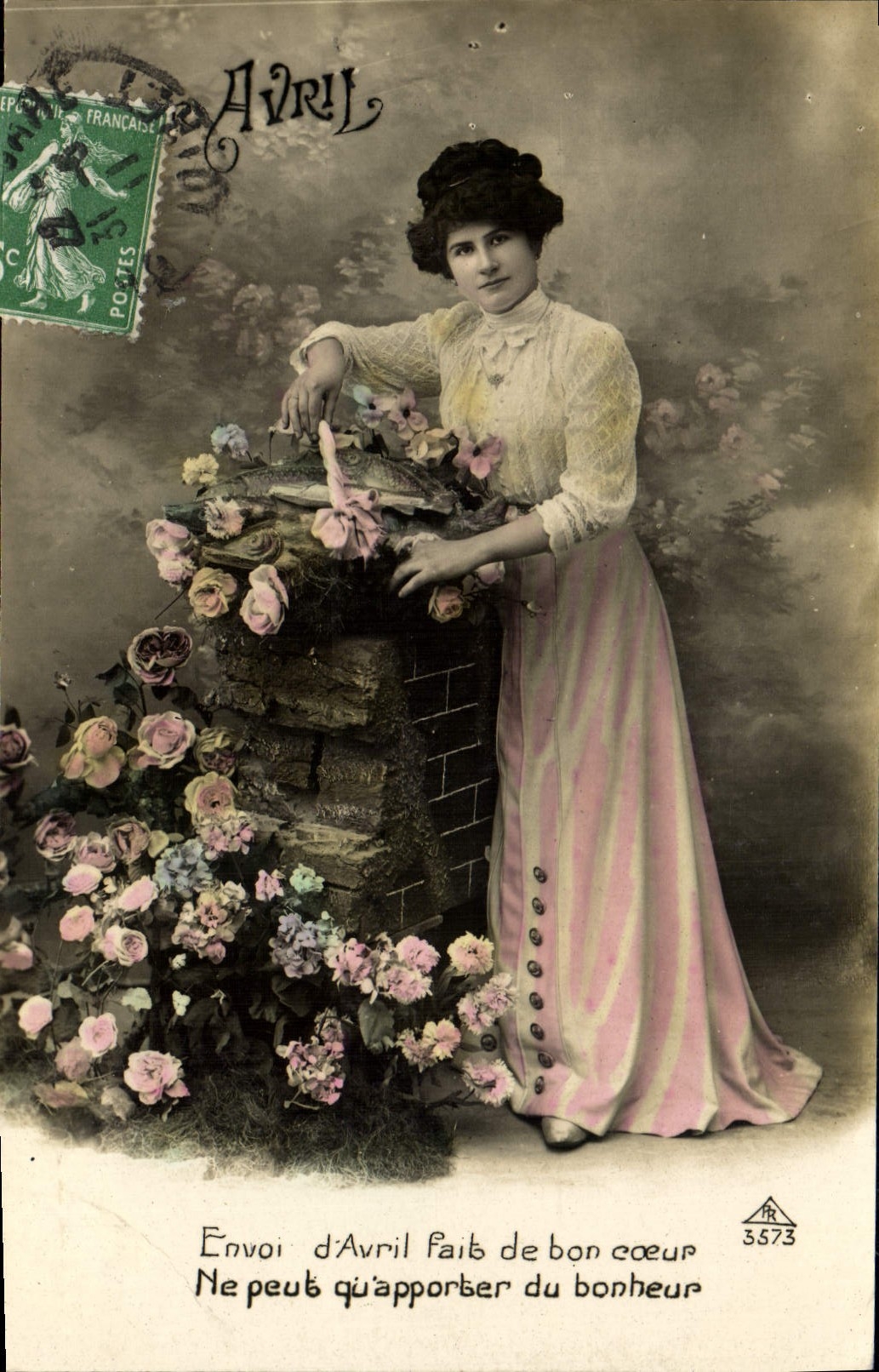 Femme en robe rose et blanche — avril et bonheur — éditeur FR n°3573