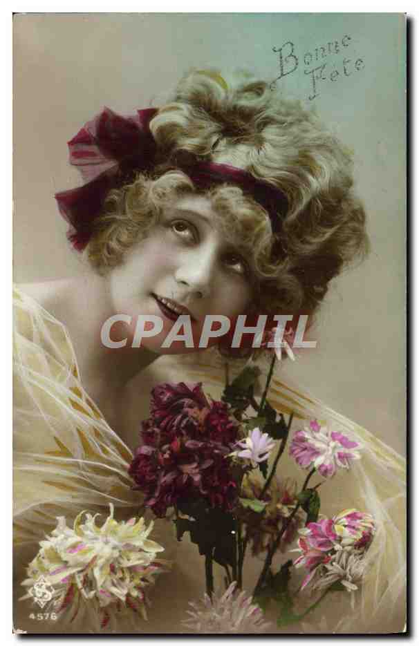 Lächelnde junge Frau mit Blumenstrauß — Frohe Geburtstagskarte — Französische Ausgabe Nr. 4576