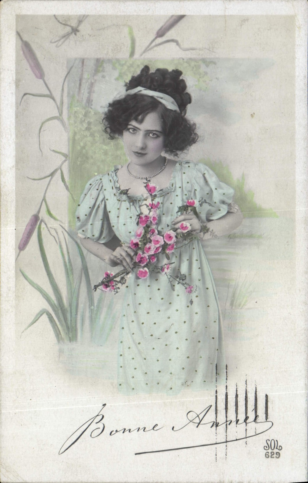 Femme en robe à pois tenant des roses — Bonne Année — SOL 629