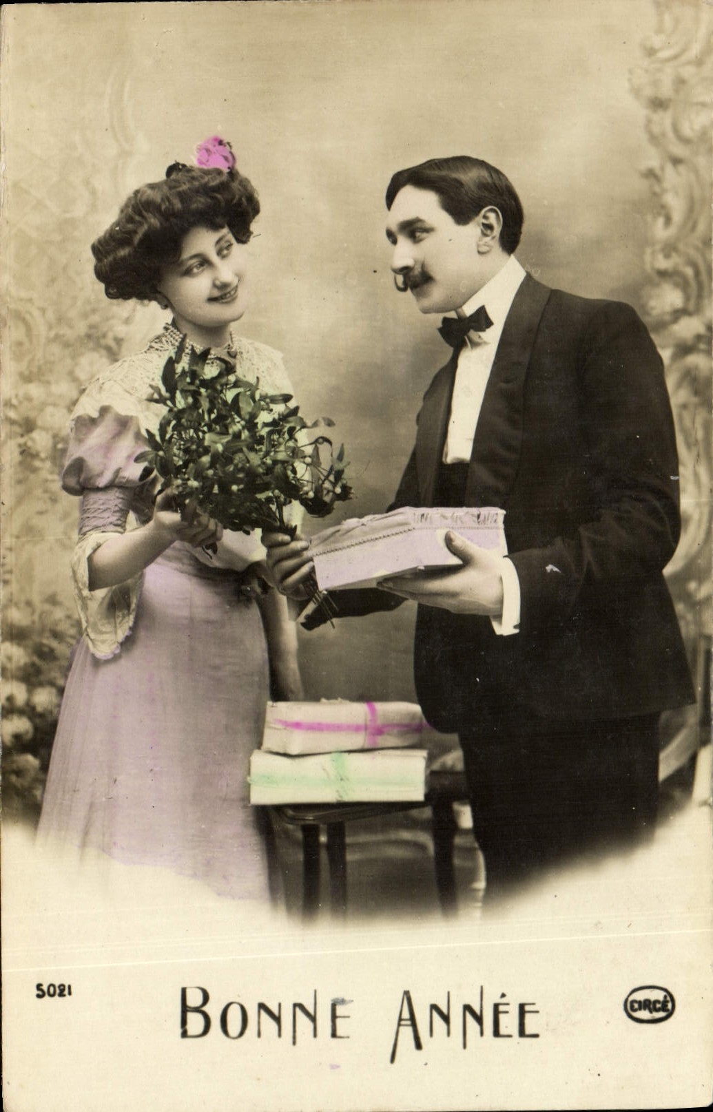 Couples échangeant des cadeaux — Bonne Année — CIRCÉ S021