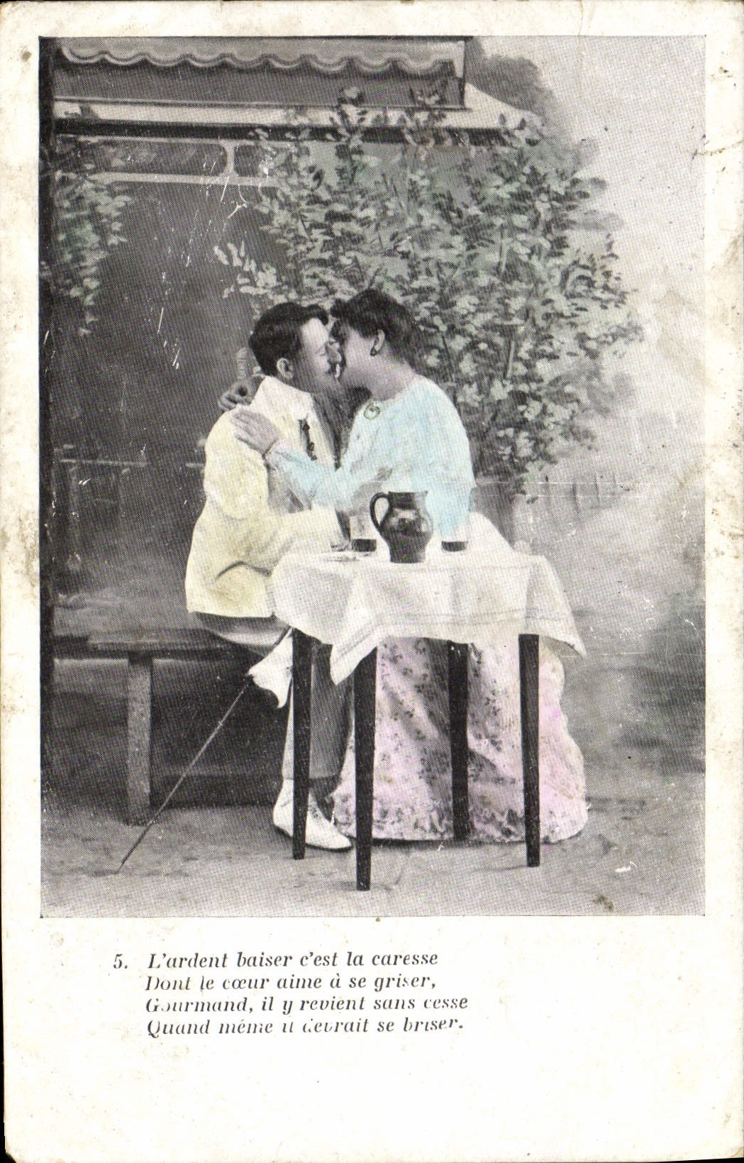 CPA L'ardent baiser c'est la caresse Dont le Coeur Femme