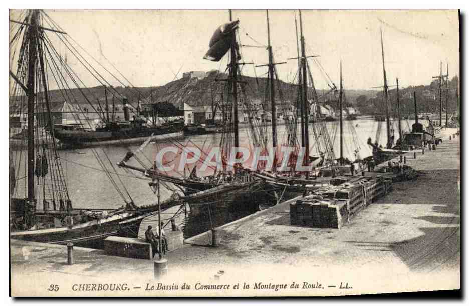 CPA Cherbourg Le Bassin du Commerce et la Montagne du Route Bateaux