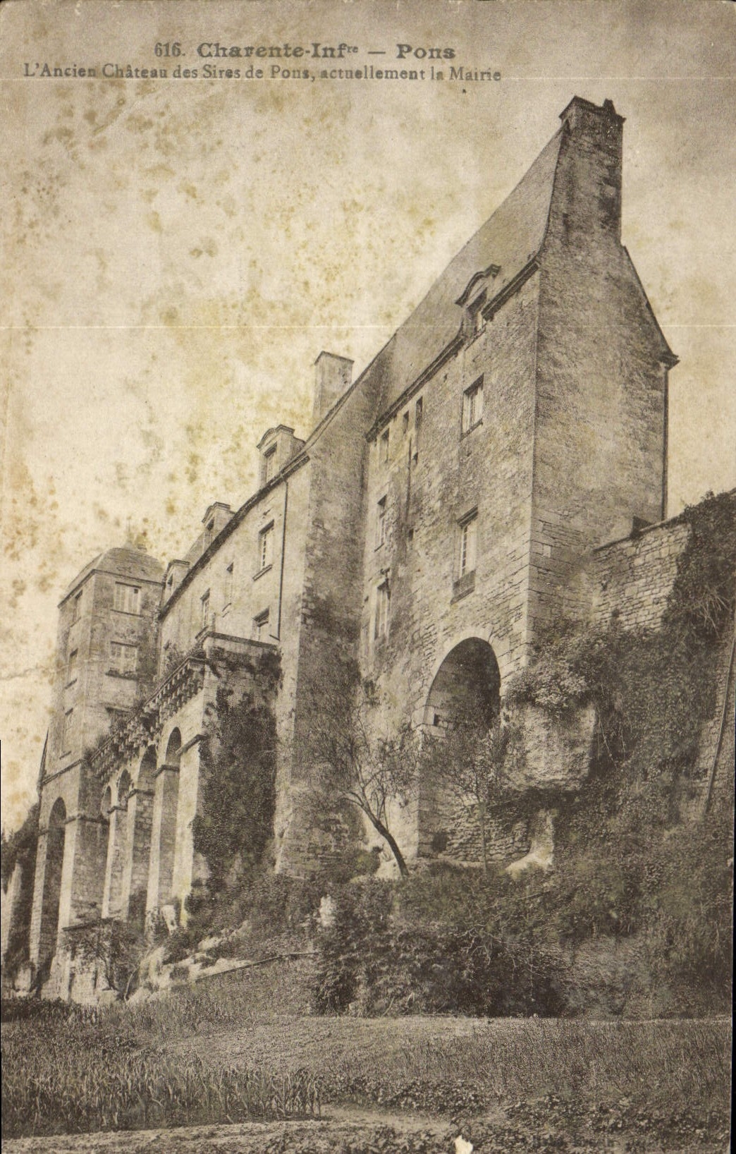 CPA Pons L'Ancien Chateau des Sires de Pons Mairie