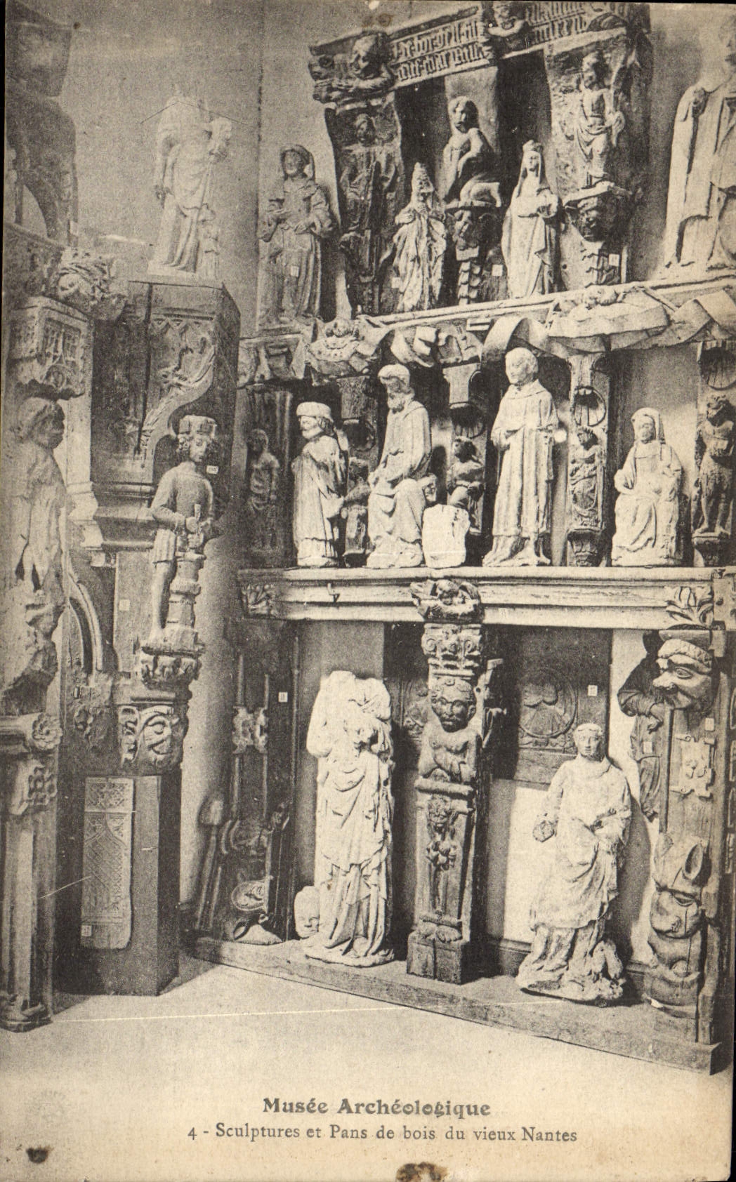 CPA Musee Archeologique Sculptures Et Pans De Bois Du Vieux Nantes