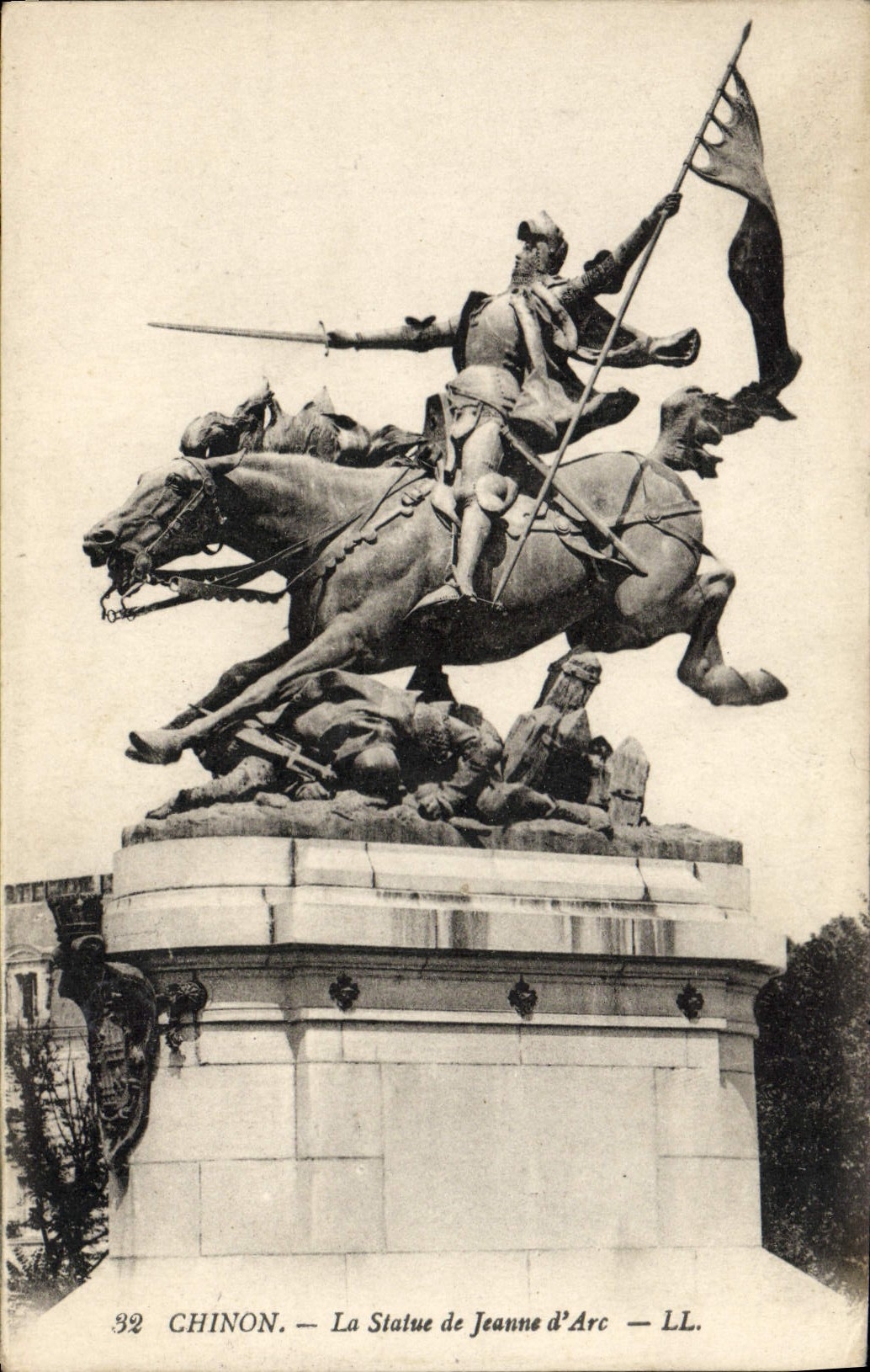 CPA Chinon La Statue Jeanne d'Arc Cheval