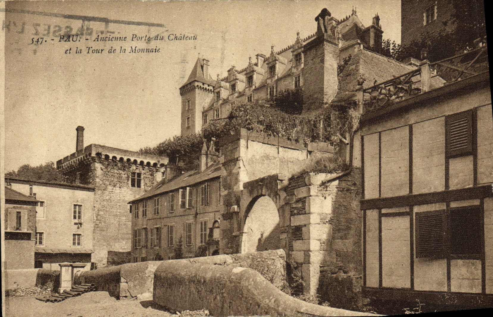 Pau - Ancienne Porte du Château et la Tour de la Monnaie