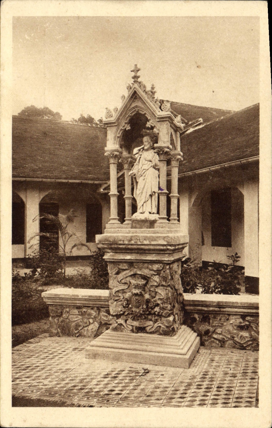 CPA Carmel de Saigon Indochine Monument dedie a Saint Joseph Vietnam