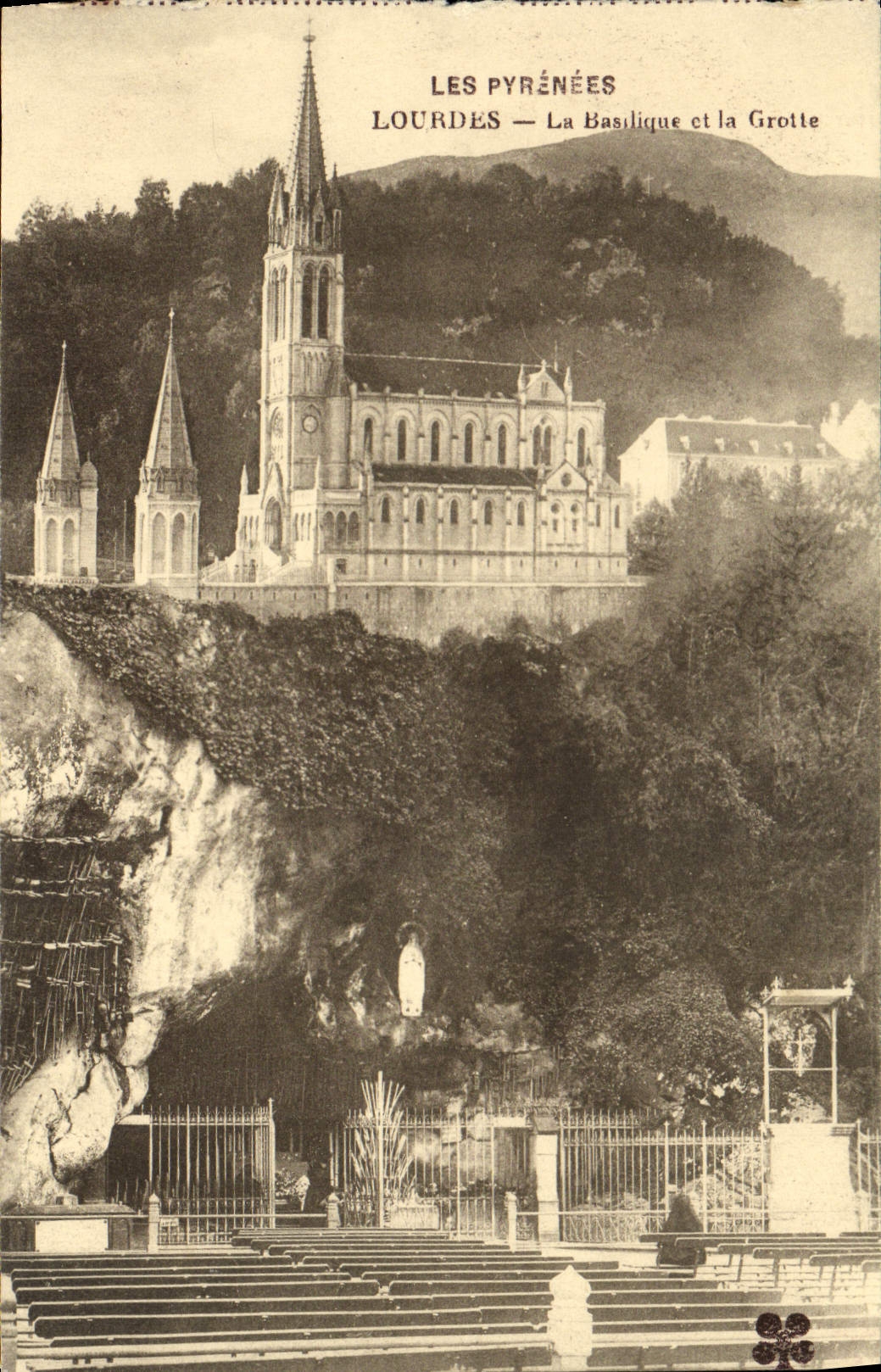 CPA Lourdes La Basilique et la Grotte