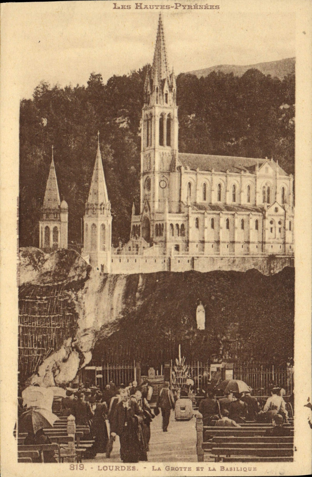 CPA Lourdes La Grotte et la Basilique