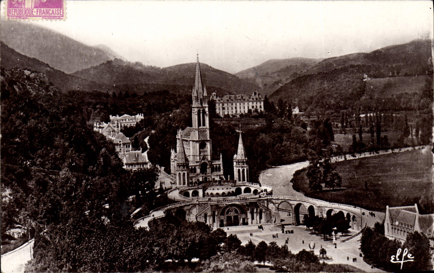 CPA Lourdes Vue plongeante sur la Basilique