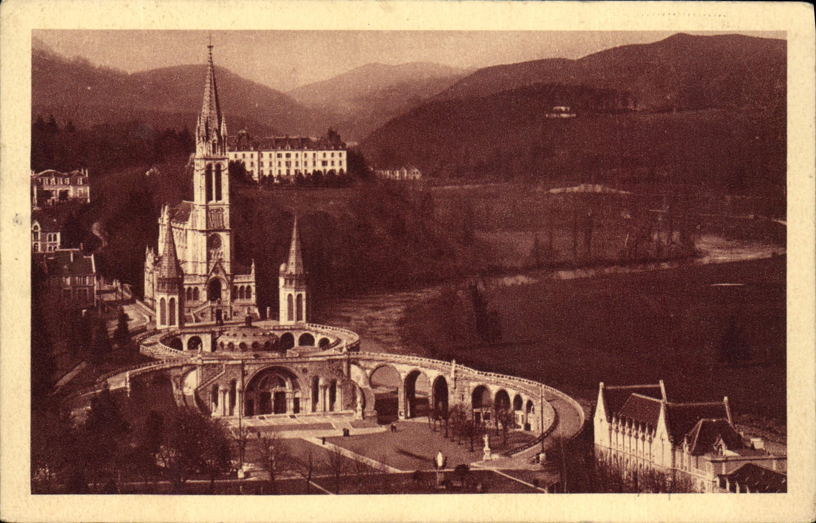 CPA Lourdes La Basilique Vue du Chateau