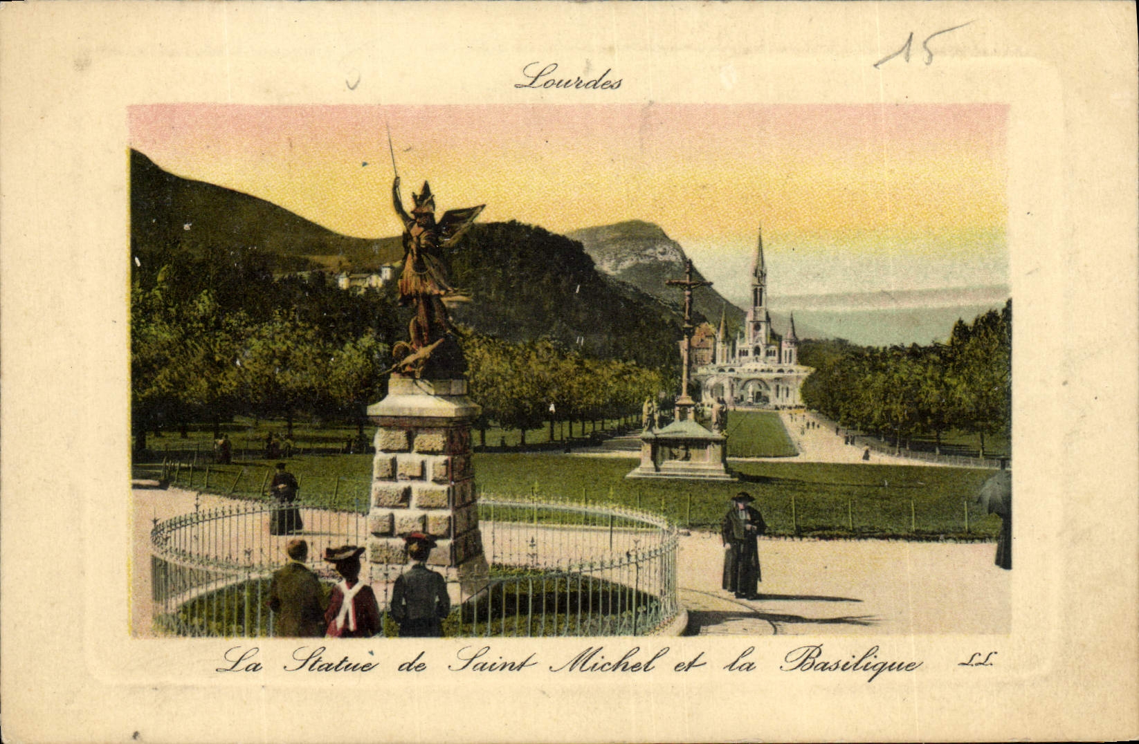 CPA Lourdes La statue de Saint Michel et la basilique