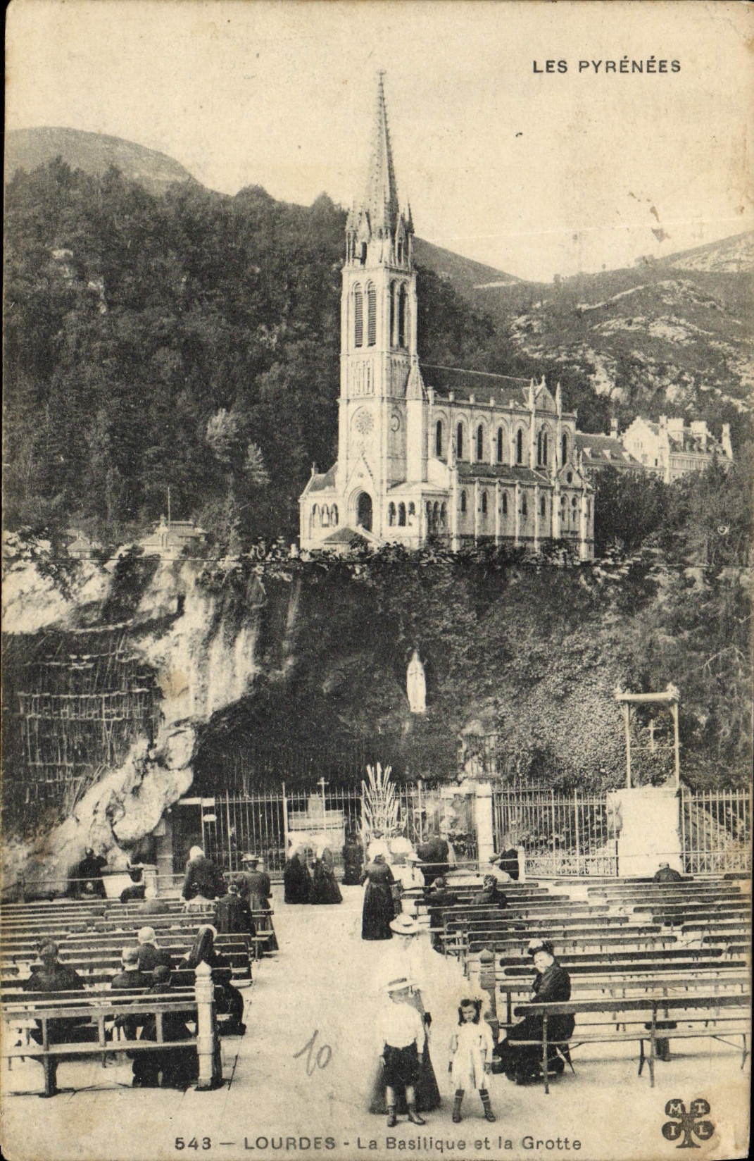 CPA Lourdes La Basilique et la Grotte
