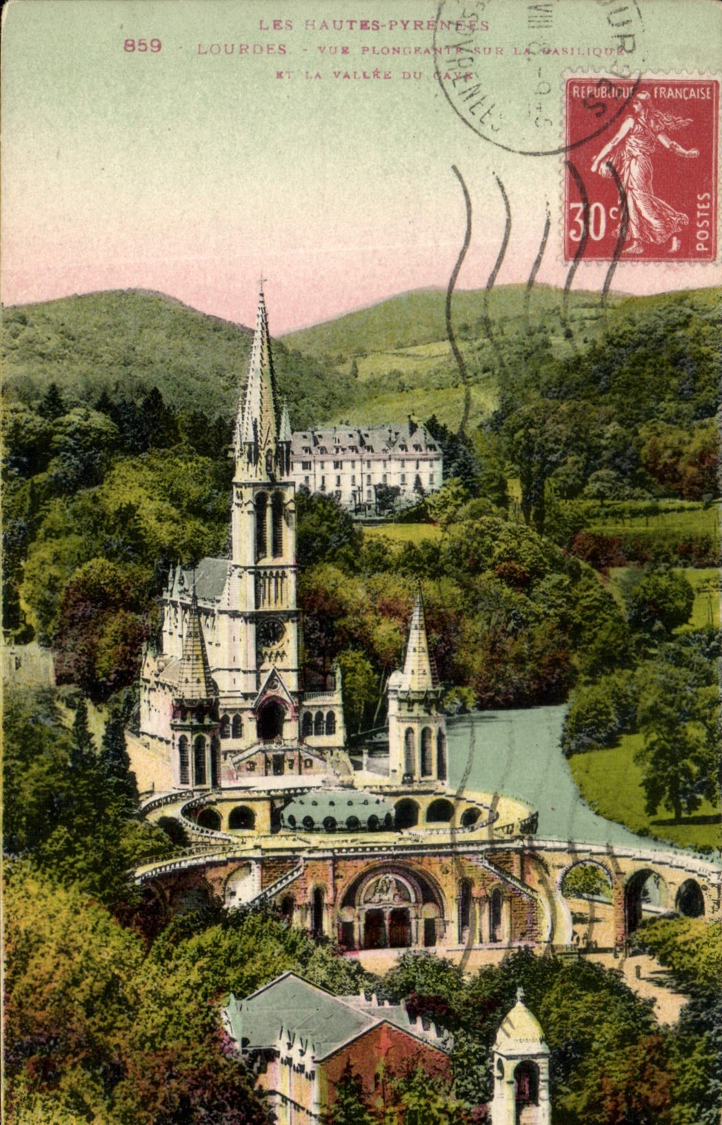 CPA Lourdes Vue plongeante de la basilique et la vallee du Gave
