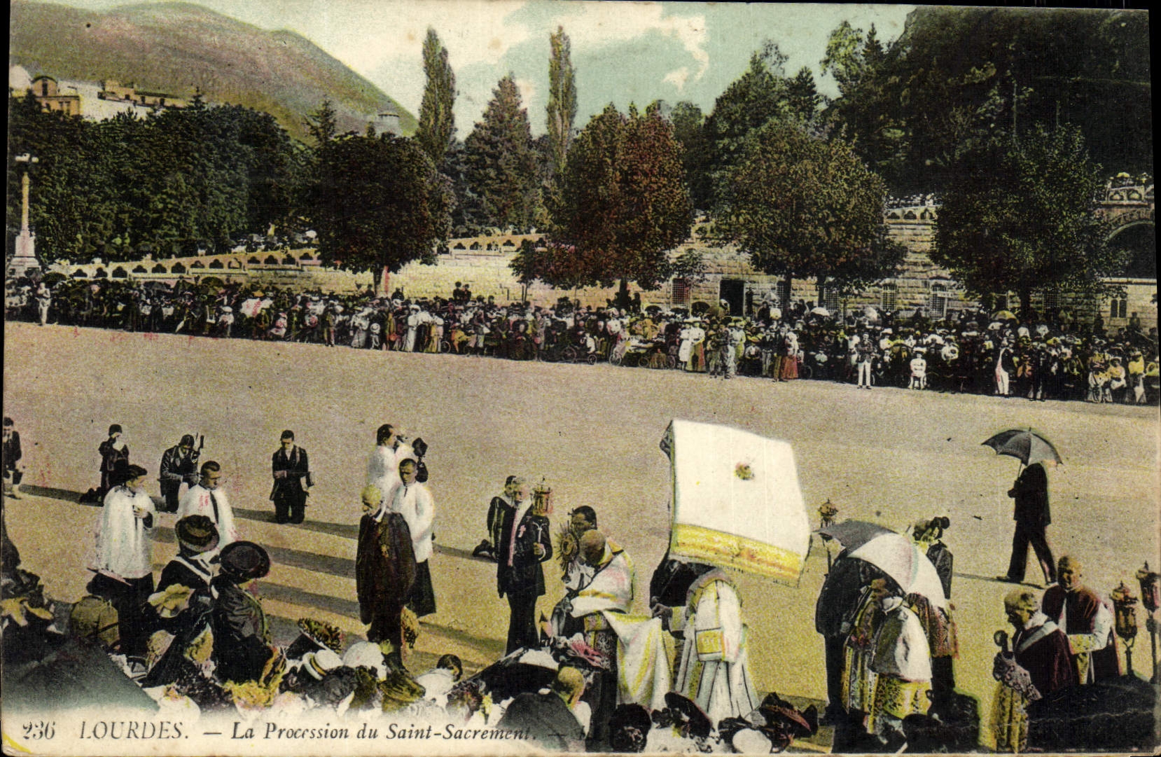 CPA Lourdes La Proccssion du Saint Sacrement