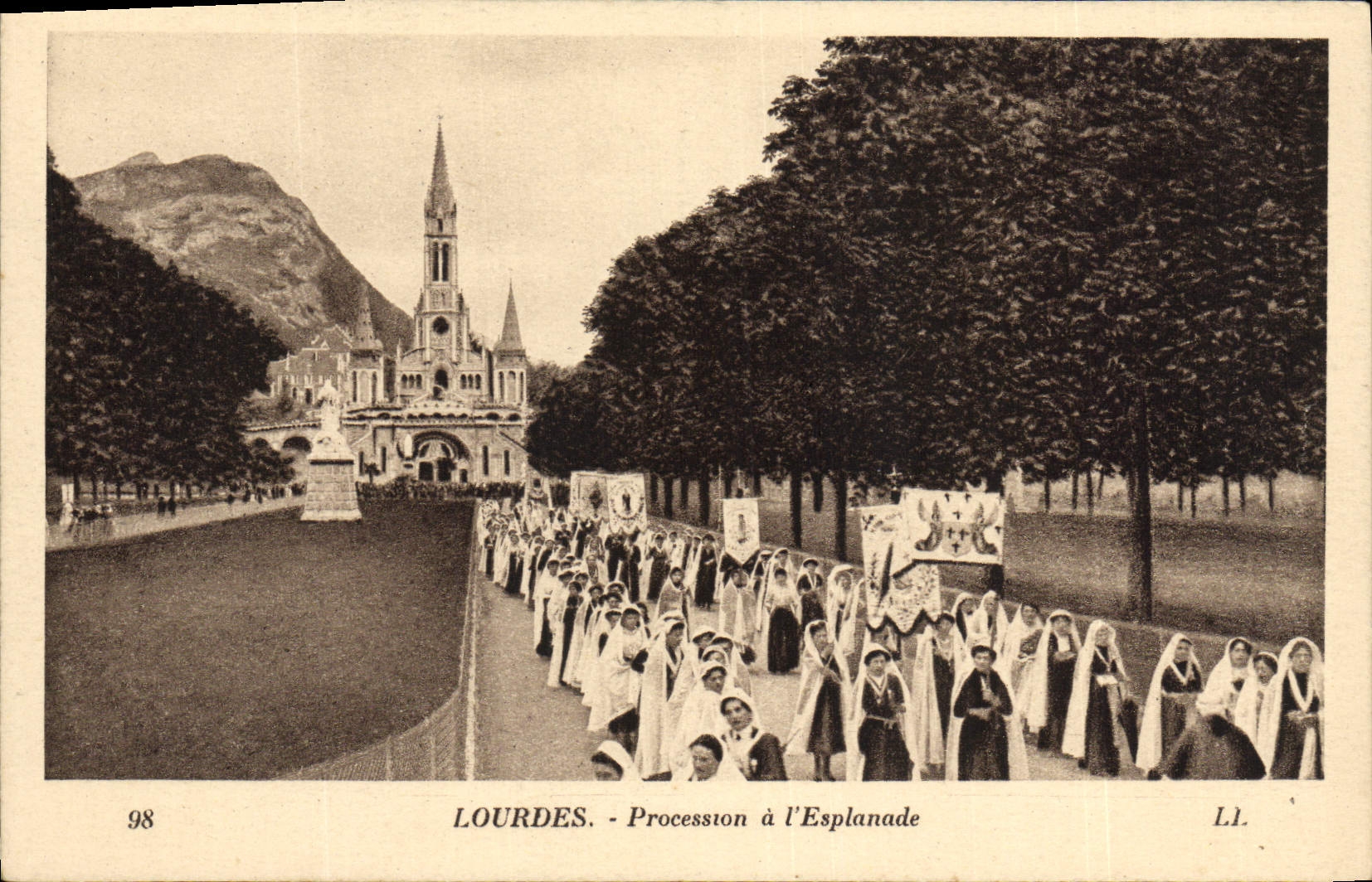 CPA Lourdes Procession a L'Esplanade
