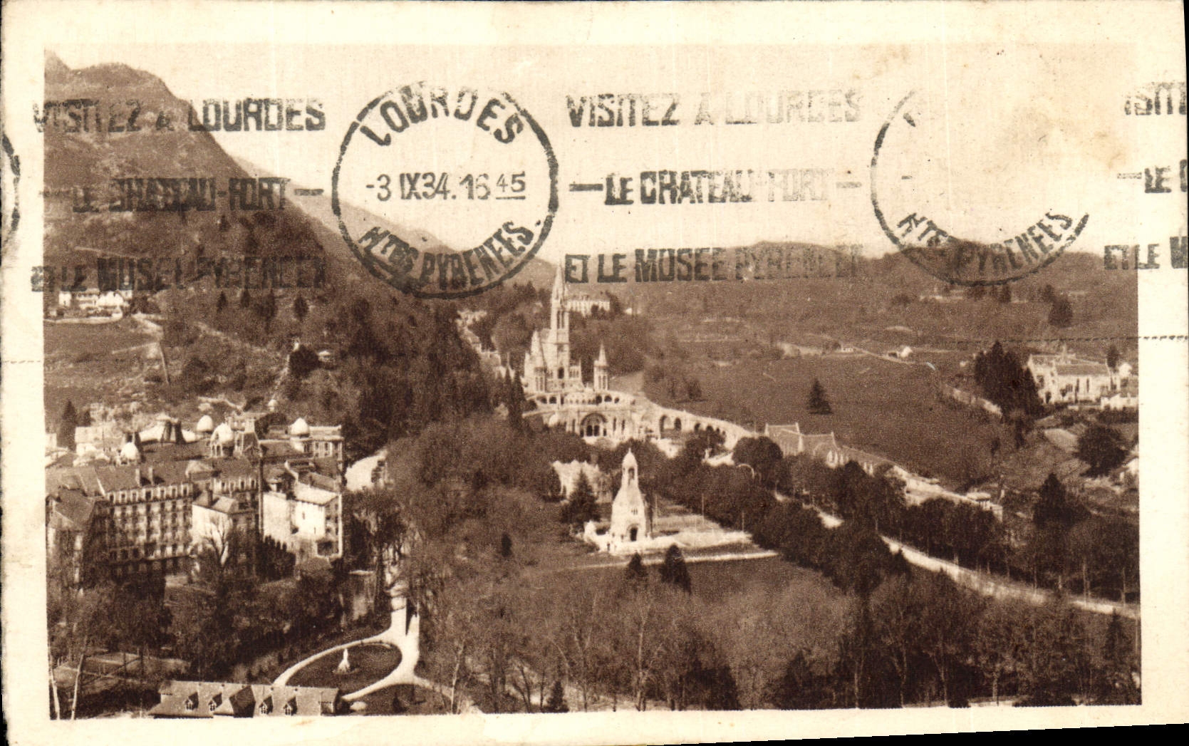 CPA Lourdes Vue d'ensemble sur la basilique et le calvaire prise du chateau fort 