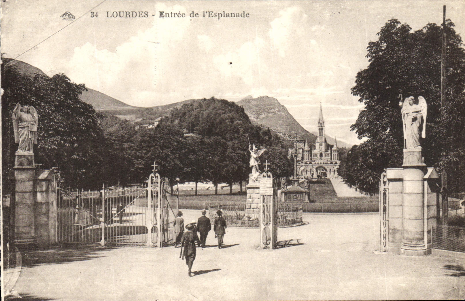 CPA Lourdes Entree de L'Esplanade