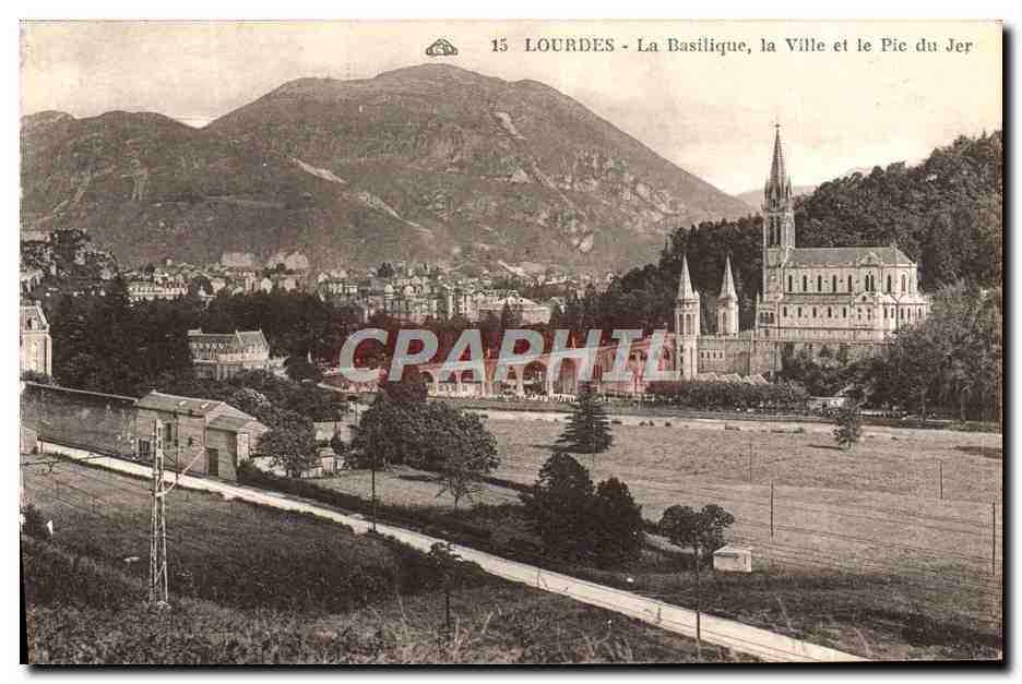 CPA Lourdes La Basilique la Ville et le Pic du Jer